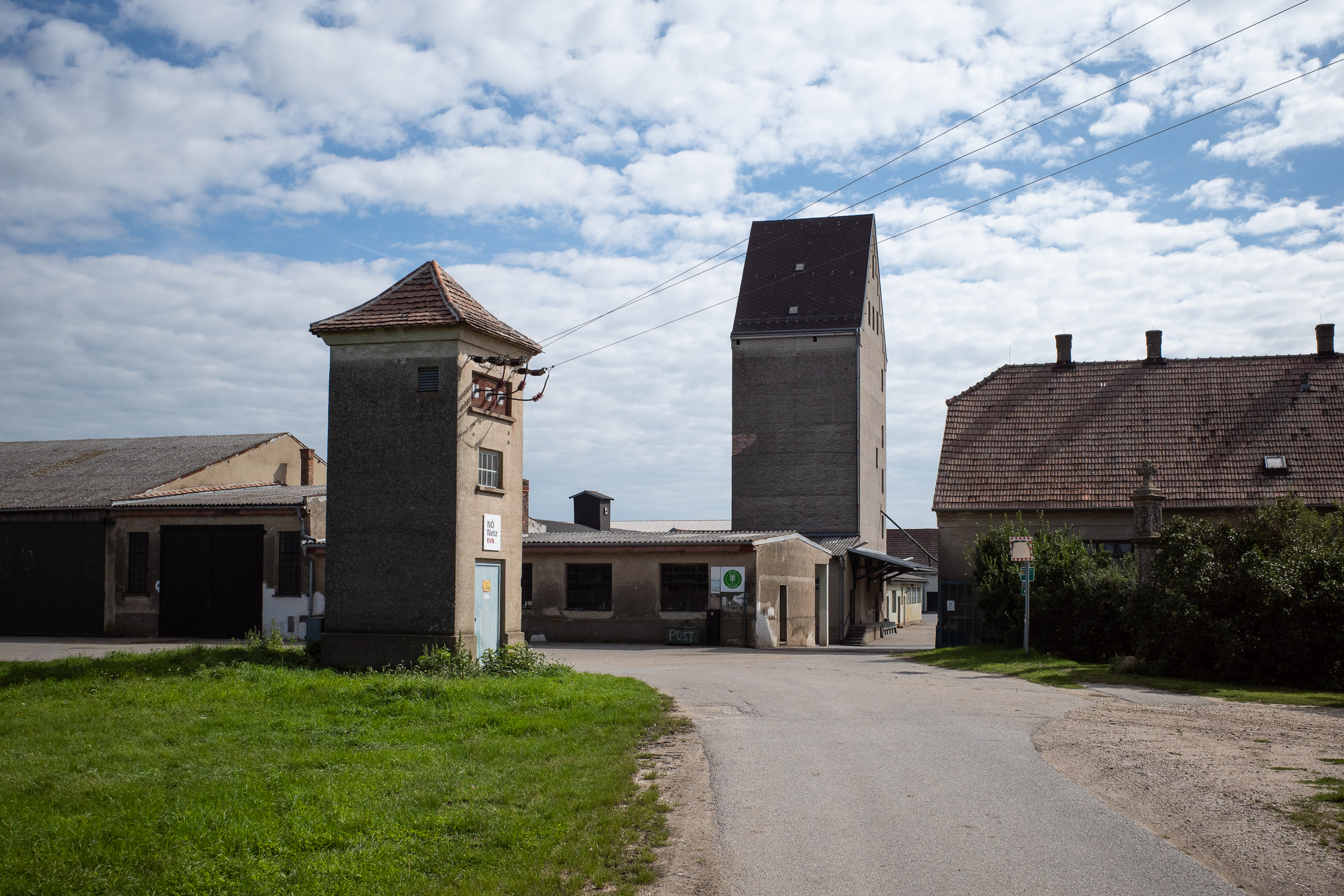 Trafoturm und Lagerhaus-Silo – Ortseinfahrt im Weinviertel